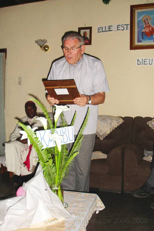 086 Mgr. Vangheluwe met de icoon Katindo 18.10.jpg